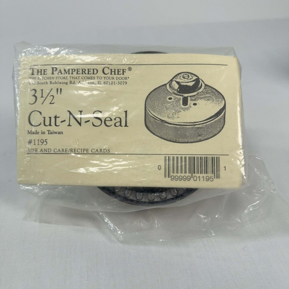 The Pampered Chef Cut-N-Seal 3.5" Sandwich Cutter Sealer #1195 New Sealed